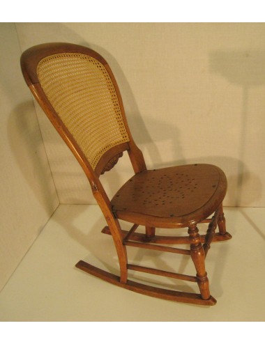 Dondolo con schienale in paglia di Vienna, sedile traforato e struttura in legno di mogano. Di epoca Vittoriana