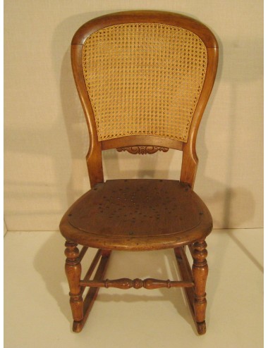 Dondolo con schienale in paglia di Vienna, sedile traforato e struttura in legno di mogano. Di epoca Vittoriana