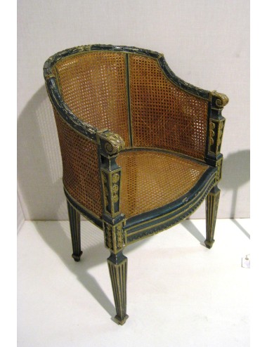 Poltroncina in stile Luigi XVI a pozzetto intagliata e laccata. Rivestimento sedile e schienale in paglia di Vienna.