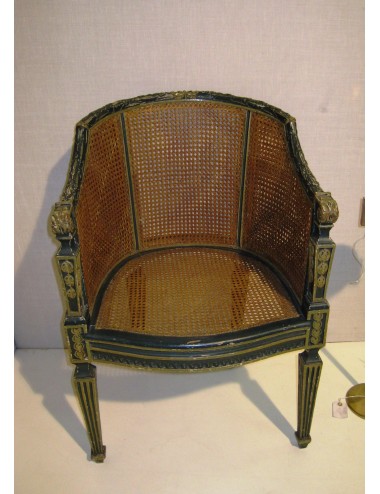 Poltroncina in stile Luigi XVI a pozzetto intagliata e laccata. Rivestimento sedile e schienale in paglia di Vienna.