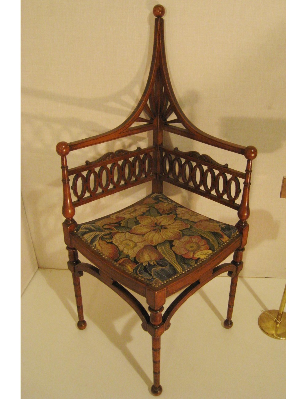 Sedia ad angolo di epoca Vittoriana, sedile imbottito con tessuto fiorato Sedia ad angolo di epoca Vittoriana, sedile imbottito con tessuto fiorato