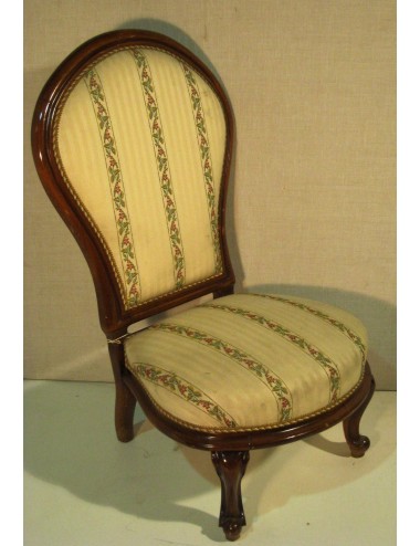 Sedia in noce con schienale e seduta imbottiti. In stile Napoleone III della seconda metà '800