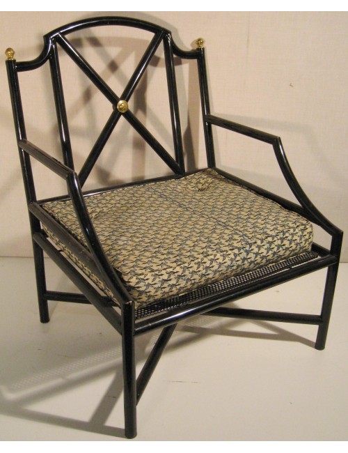 Poltrona in ferro laccato, sedile imbottito, decori in ottone. Modello riproducibile