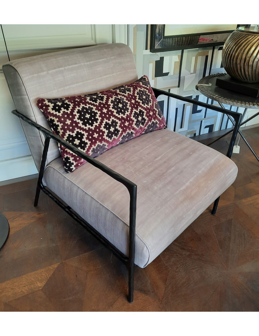 Poltrone moderne in ferro battuto con cuscineria in tessuto beige