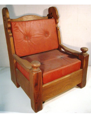 2 poltrone moderne in pelle rossa, stile rustico. Fusto in castagno, cuscini in pelle color cuoio.