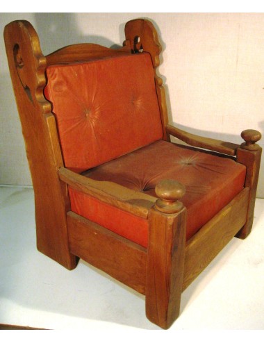2 poltrone moderne in pelle rossa, stile rustico. Fusto in castagno, cuscini in pelle color cuoio.