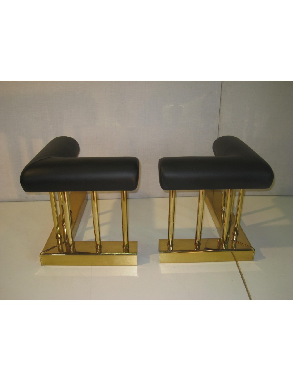 Panche da camino moderne in ottone / pelle composte da 2 metà e un pezzo al centro Panche da camino moderne in ottone / pelle composte da 2 metà e un pezzo al centro
