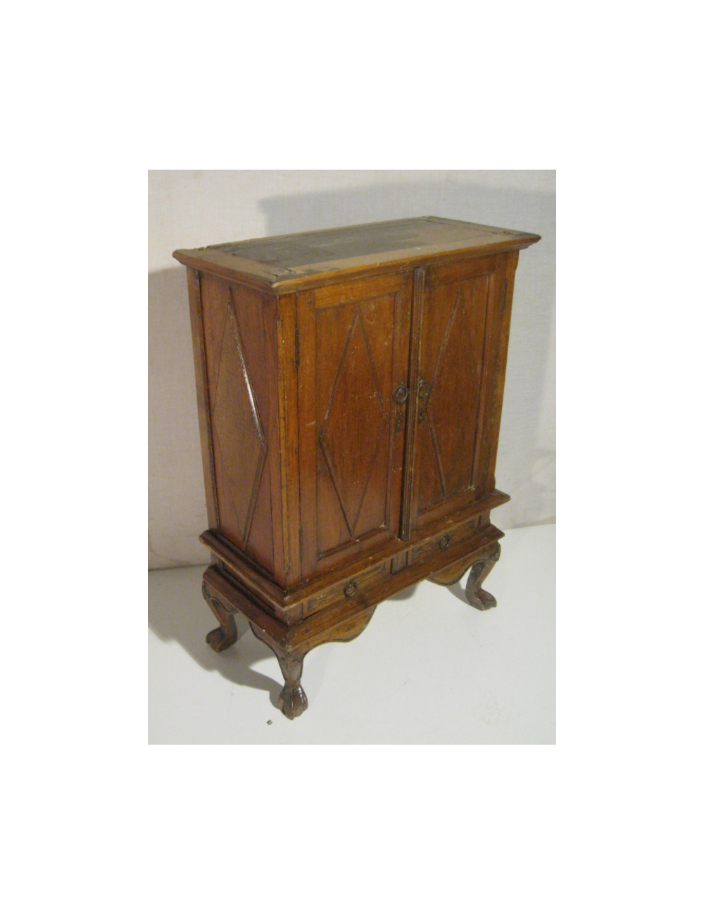 Credenzina a due ante stile orientale in legno teak tinto noce Credenzina a due ante stile orientale in legno teak tinto noce