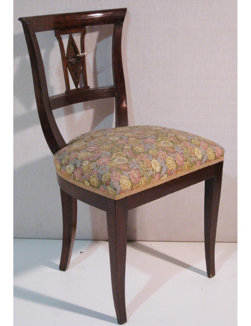 2 different chairs (n 1 tess Fiori) 2 different chairs (n 1 tess Fiori)