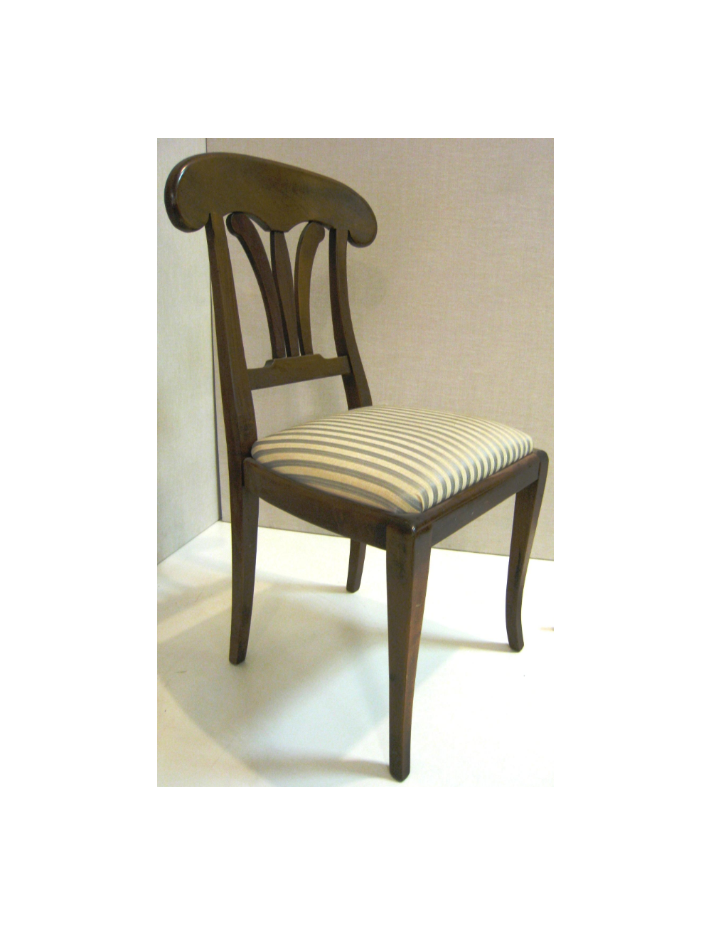 Sedia in legno con sedile imbottito Sedia in legno con sedile imbottito