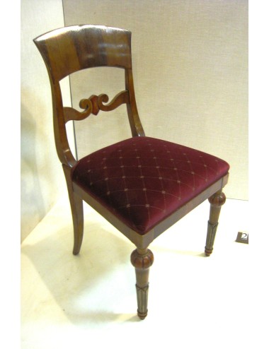 Sedia moderna in legno con sedile imbottito