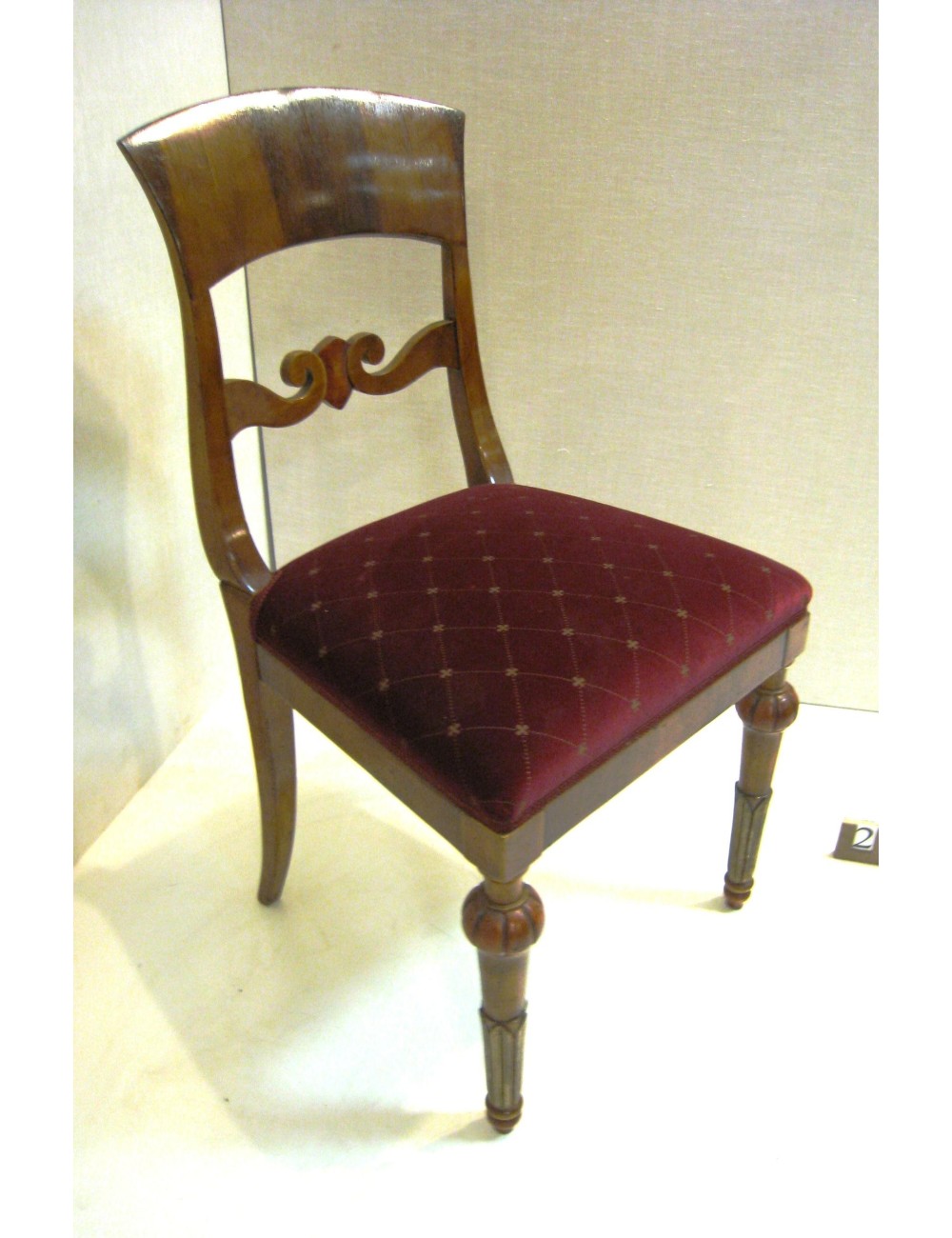 Sedia moderna in legno con sedile imbottito Sedia moderna in legno con sedile imbottito