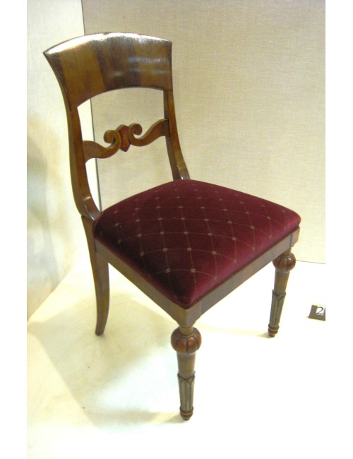 Sedia moderna in legno con sedile imbottito