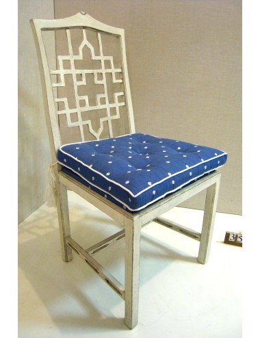 Sedia bianca con schienale traforato in stile moderno