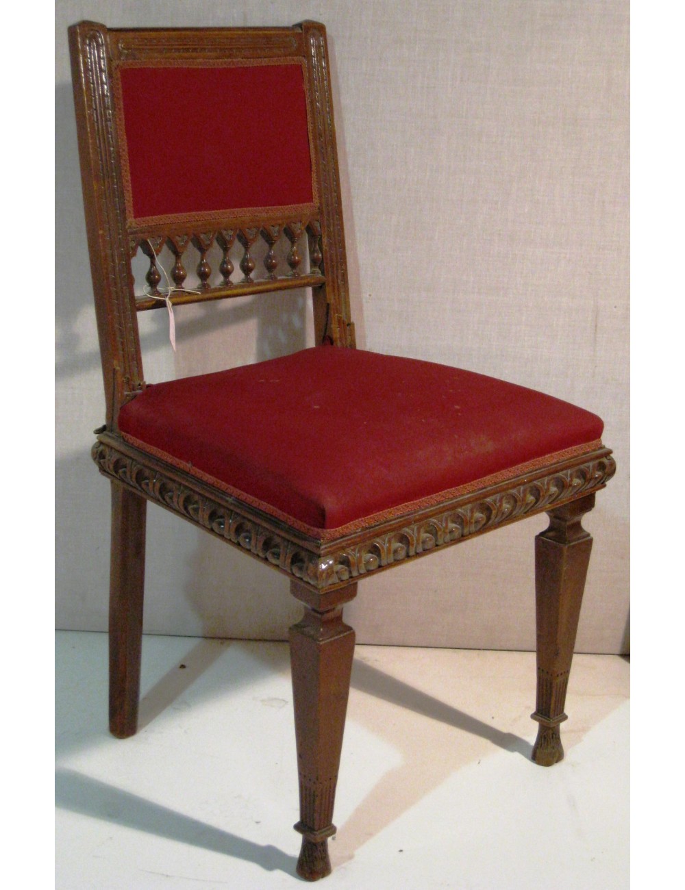 Sedia in legno di noce con seduta imbottita rivestita con tessuto rosso, di fine '800 Sedia in legno di noce con seduta imbottita rivestita con tessuto rosso, di fine '800