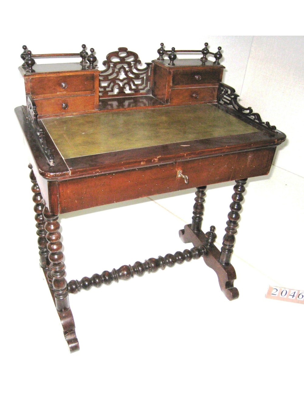 Scrivania in noce dell'800 con piano in pelle verde
