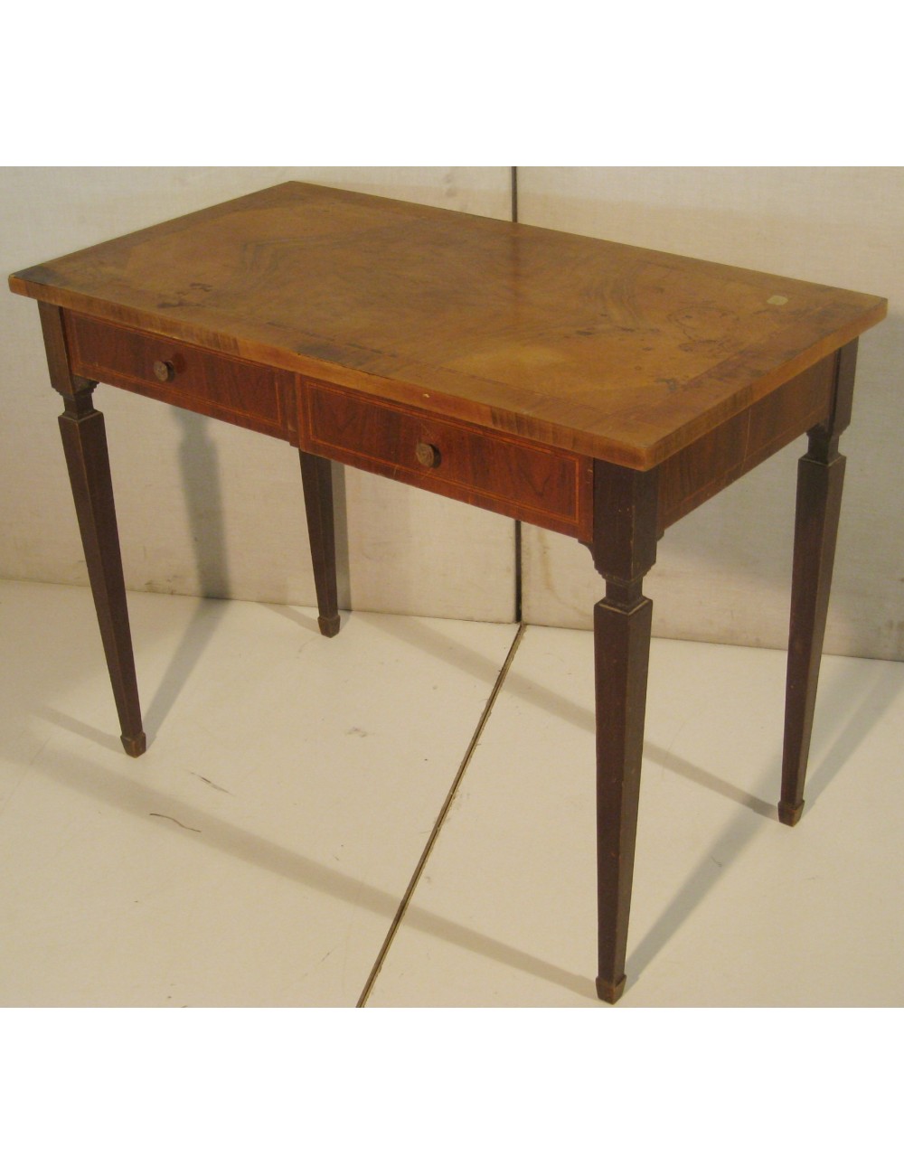 Scrivania moderna a due cassetti in noce con intarsi in bois de rose