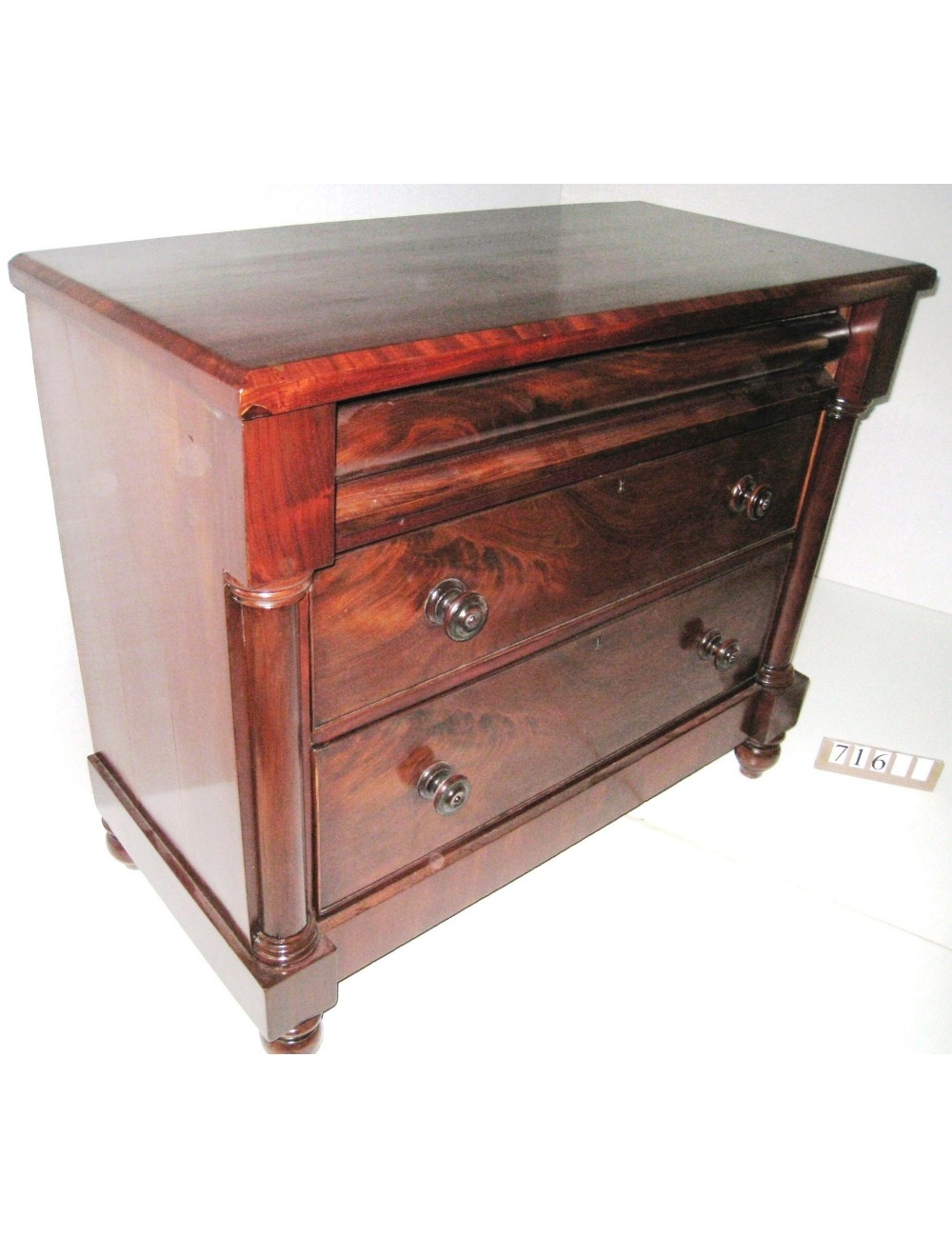 Victorian-style mahogany feather chest of drawers Victorian-style mahogany feather chest of drawers