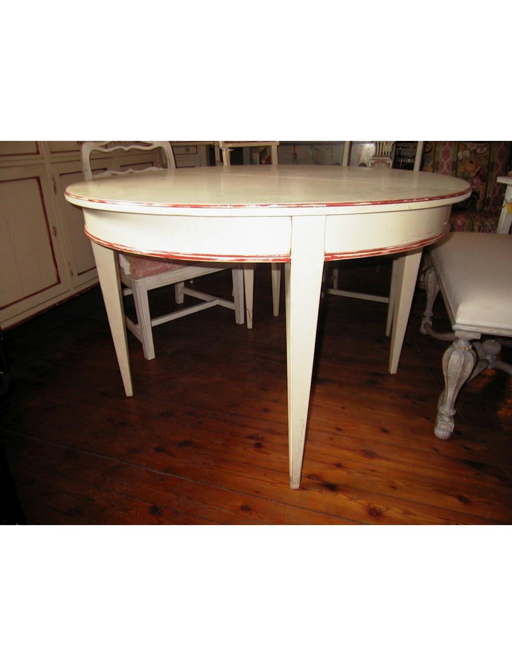 Tavolo rotondo moderno laccato profilato rosso patinato in epoca moderna Tavolo rotondo moderno laccato profilato rosso patinato in epoca moderna