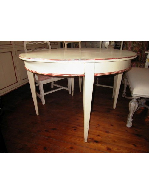 Tavolo rotondo moderno laccato profilato rosso patinato in epoca moderna