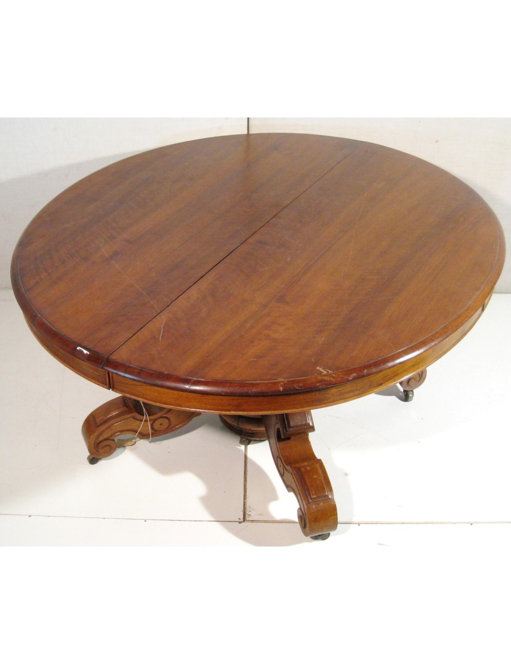 Extendable walnut table Extendable walnut table