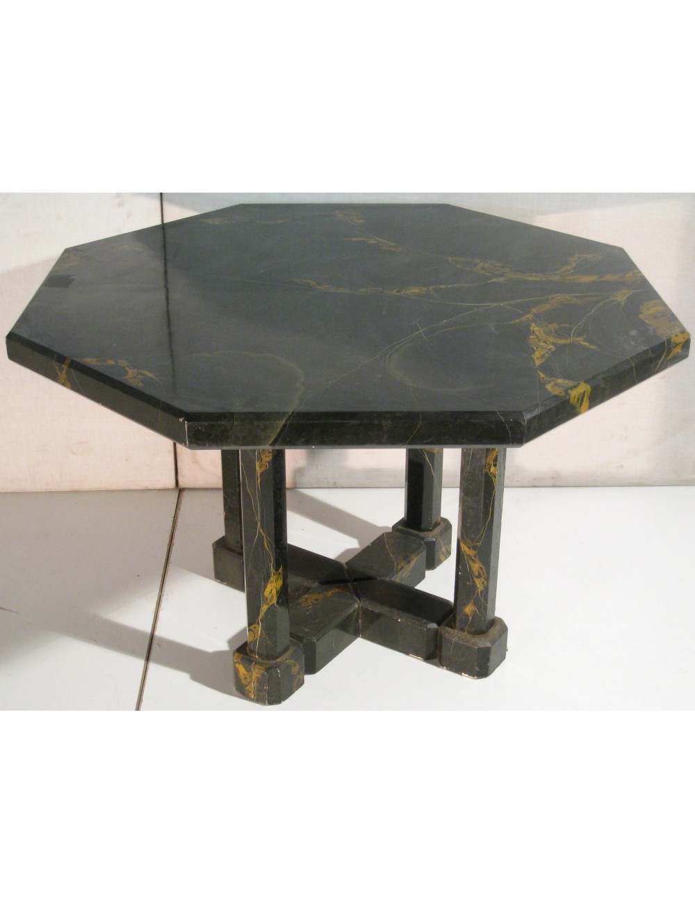 Tavolo moderno ottagonale in legno marmorizzato Tavolo moderno ottagonale in legno marmorizzato