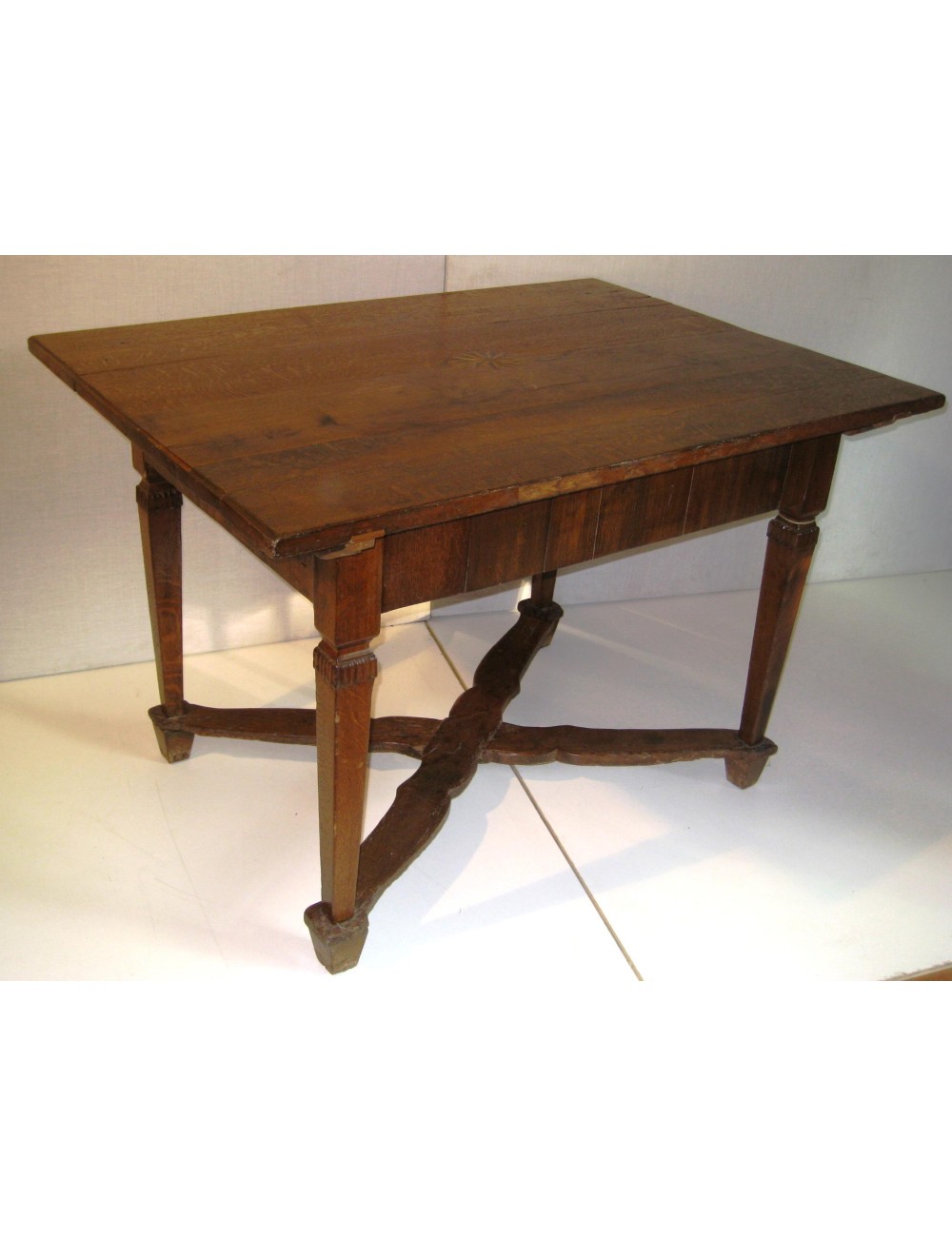 Tavolo rettangolare stile tirolese con intarsio sul piano Tavolo rettangolare stile tirolese con intarsio sul piano