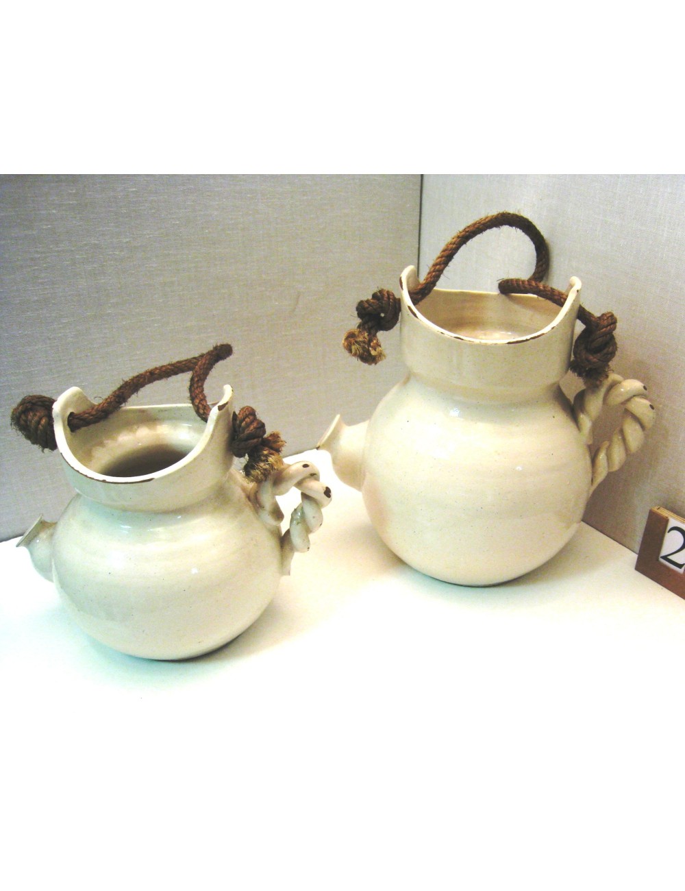 1White flower holder with modern rope handle