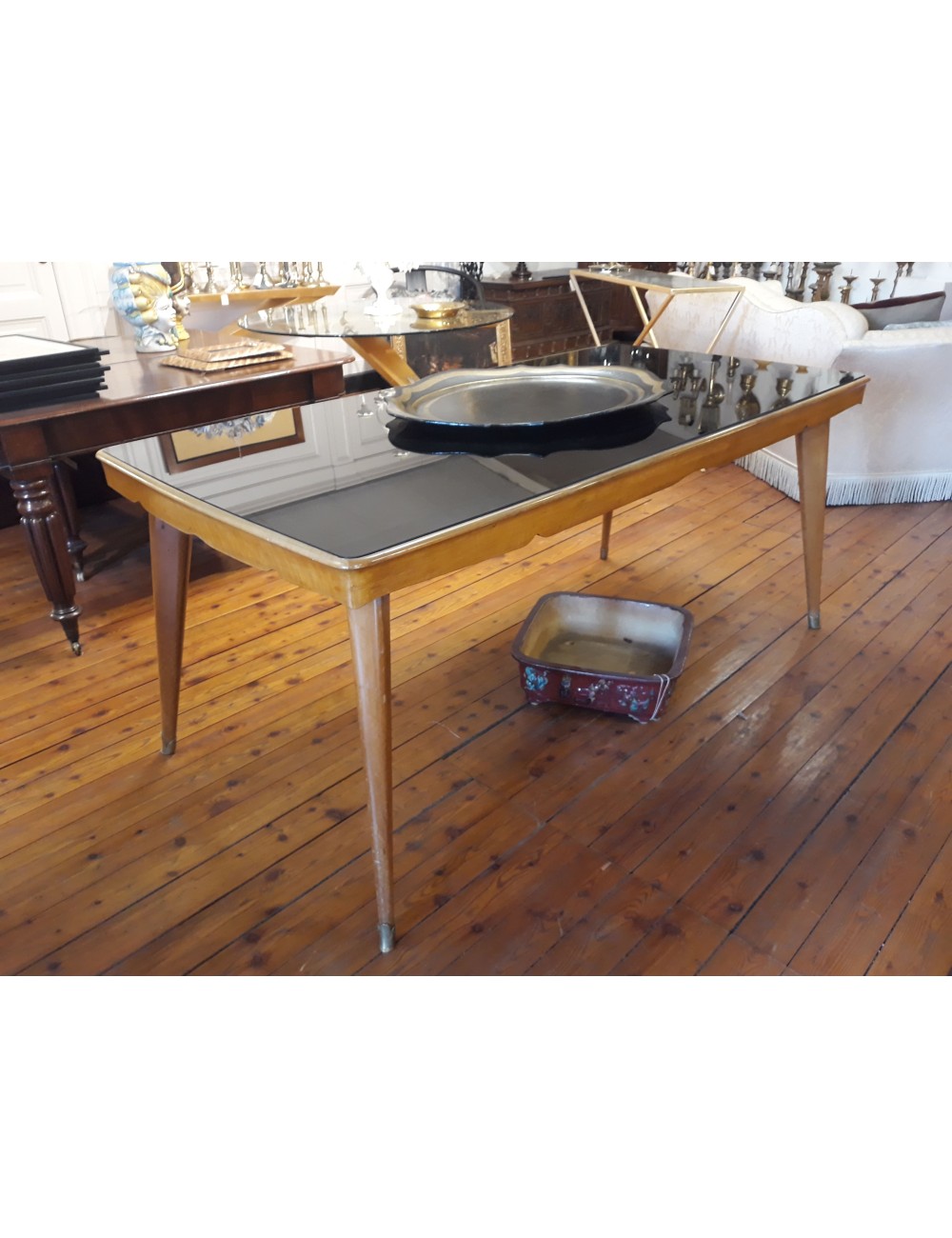 Tavolo rettangolare, piano in cristallo nero e puntali in ottone Tavolo rettangolare, piano in cristallo nero e puntali in ottone