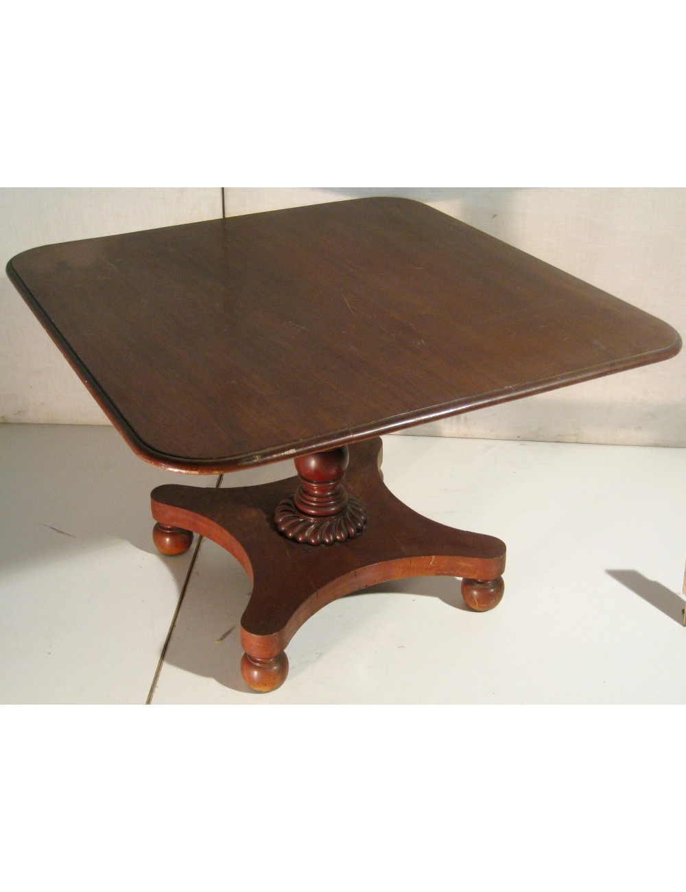 Tavolo quadrato in mogano, epoca Vittoriana, stile inglese Tavolo quadrato in mogano, epoca Vittoriana, stile inglese