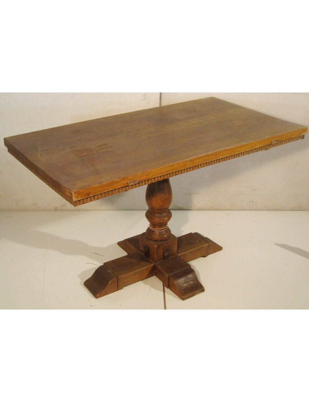 Tavolo rettangolare con piano in noce moderno Tavolo rettangolare con piano in noce moderno