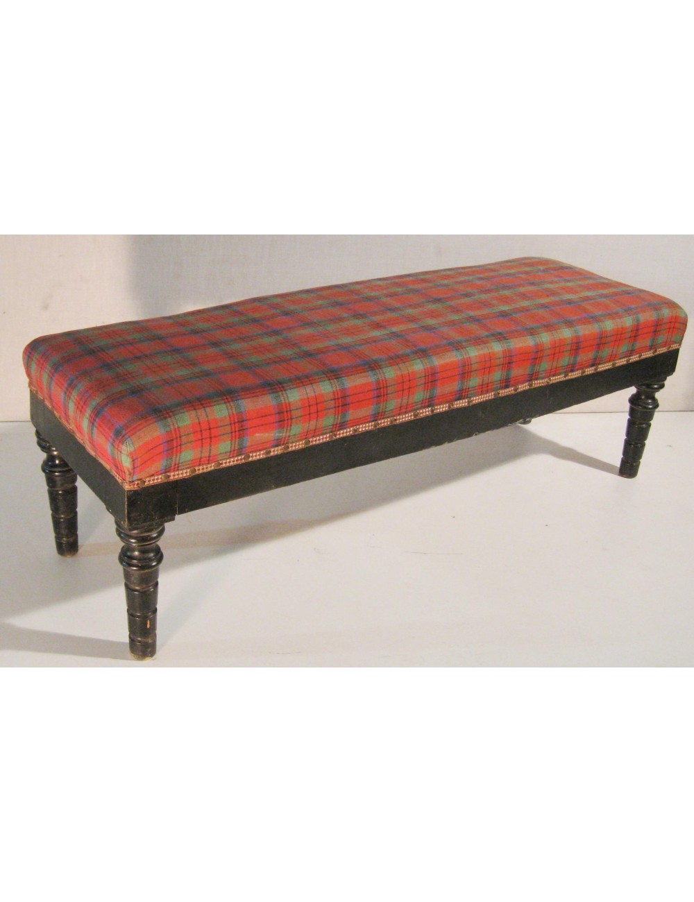 Pouf rettangolare in stile ottocento con seduta imbottita, tessuto scozzese Pouf rettangolare in stile ottocento con seduta imbottita, tessuto scozzese