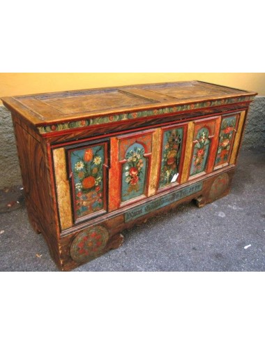 Chest decorated in Tyrolean Baroque style decorated with 5 panels painted with polychrome floral motifs
