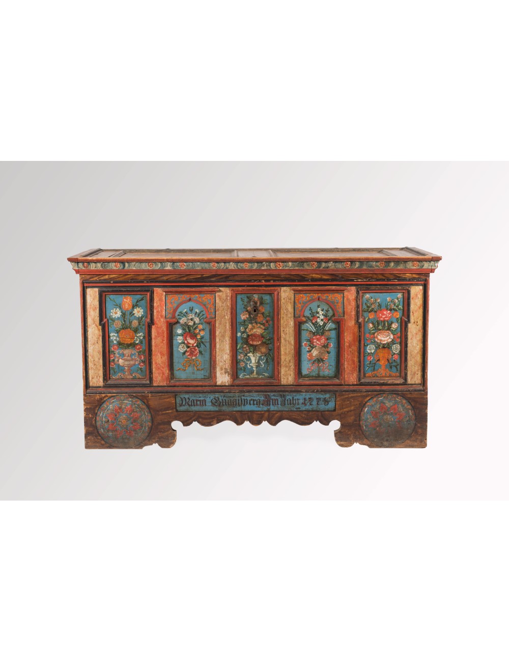 Cassapanca decorata in stile barocco tirolese decorata a 5 formelle dipinte con motivi floreali policromi Cassapanca decorata in stile barocco tirolese decorata a 5 formelle dipinte con motivi floreali policromi