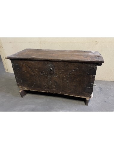 Cassapanca in noce del '700 con borchie decorative