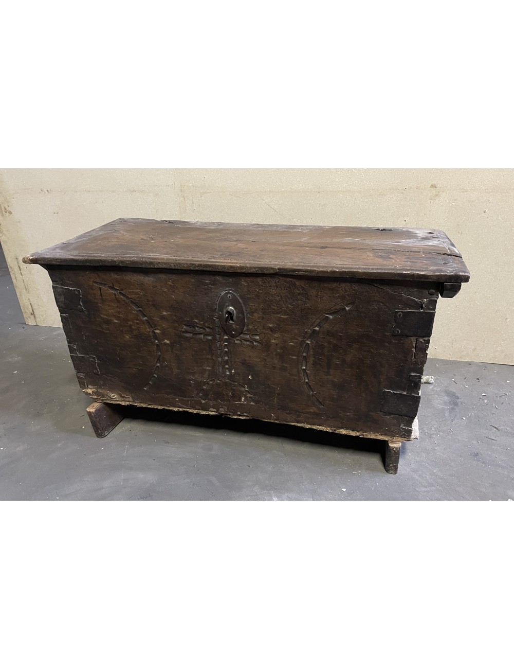 Cassapanca in noce del '700 con borchie decorative