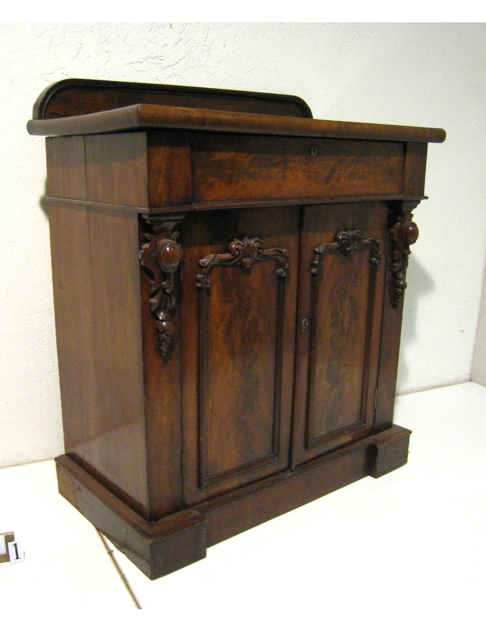 Credenza Vittoriana in mogano e piuma di mogano a due ante con cassetto Credenza Vittoriana in mogano e piuma di mogano a due ante con cassetto