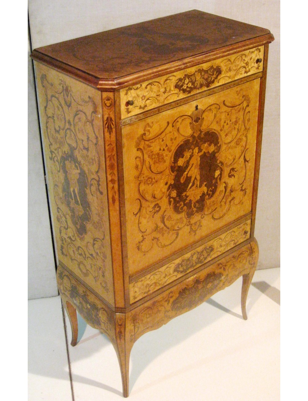 Secretaire moderno con intarsi fini varie essenze, tre cassetti e un'antina ribaltabile stile Luigi XV Secretaire moderno con intarsi fini varie essenze, tre cassetti e un'antina ribaltabile stile Luigi XV