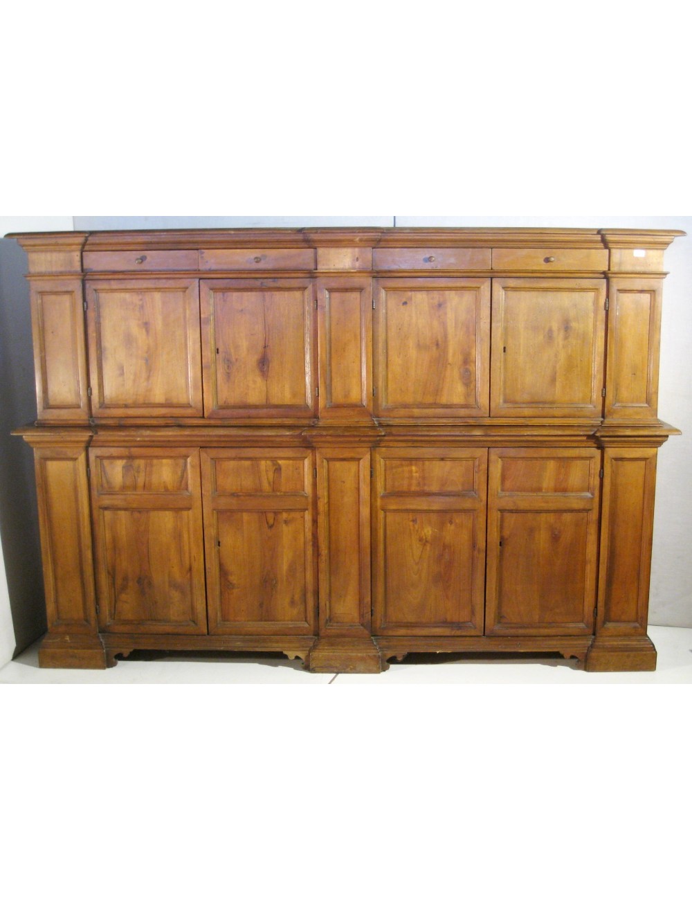 Credenza/mobile in noce tipo sacrestia riproduzione '600 Credenza/mobile in noce tipo sacrestia riproduzione '600