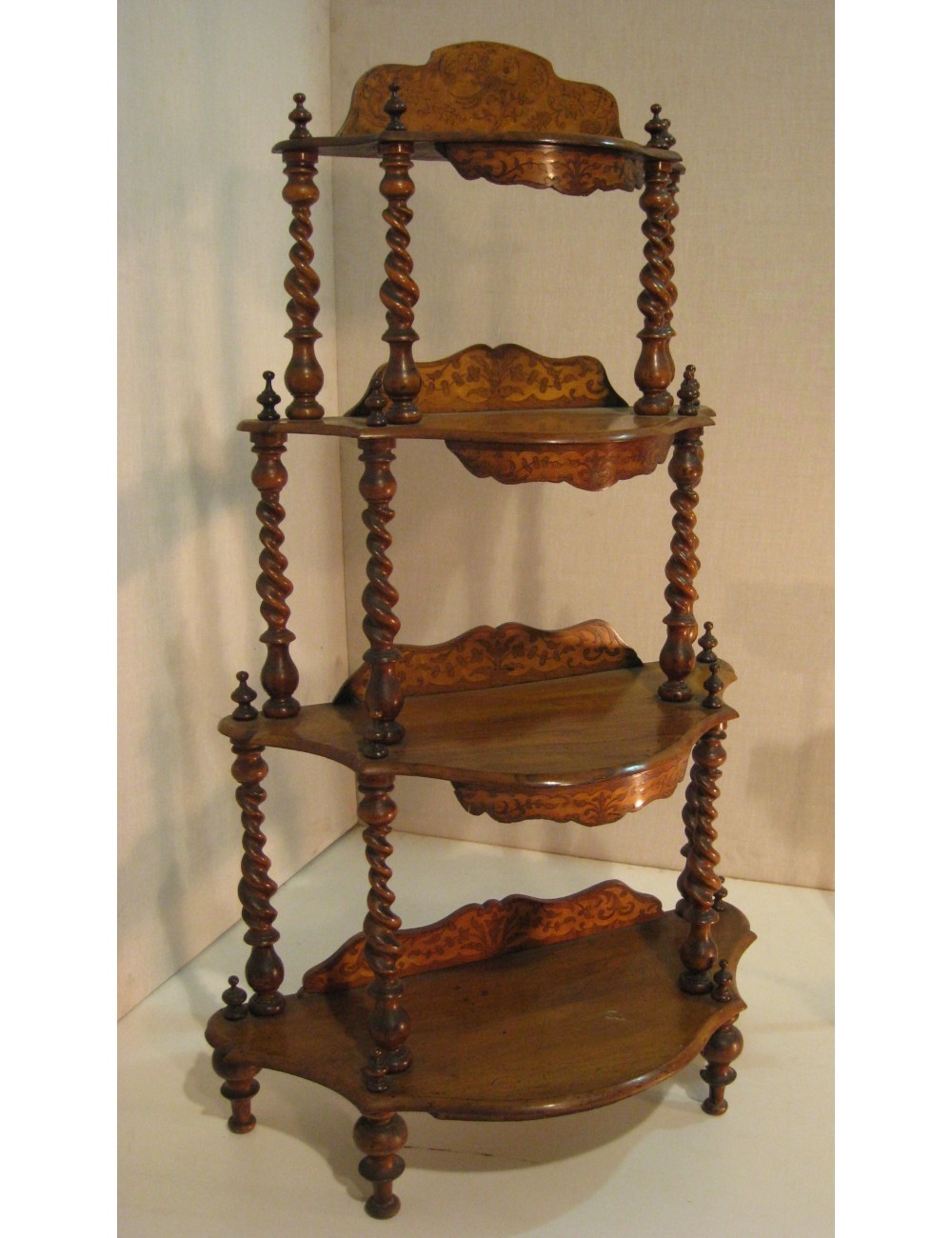 Etagère Vittoriana noce con colonnine tornite a torchon, quattro ripiani con modanatura di decoro con intarsi Etagère Vittoriana noce con colonnine tornite a torchon, quattro ripiani con modanatura di decoro con intarsi