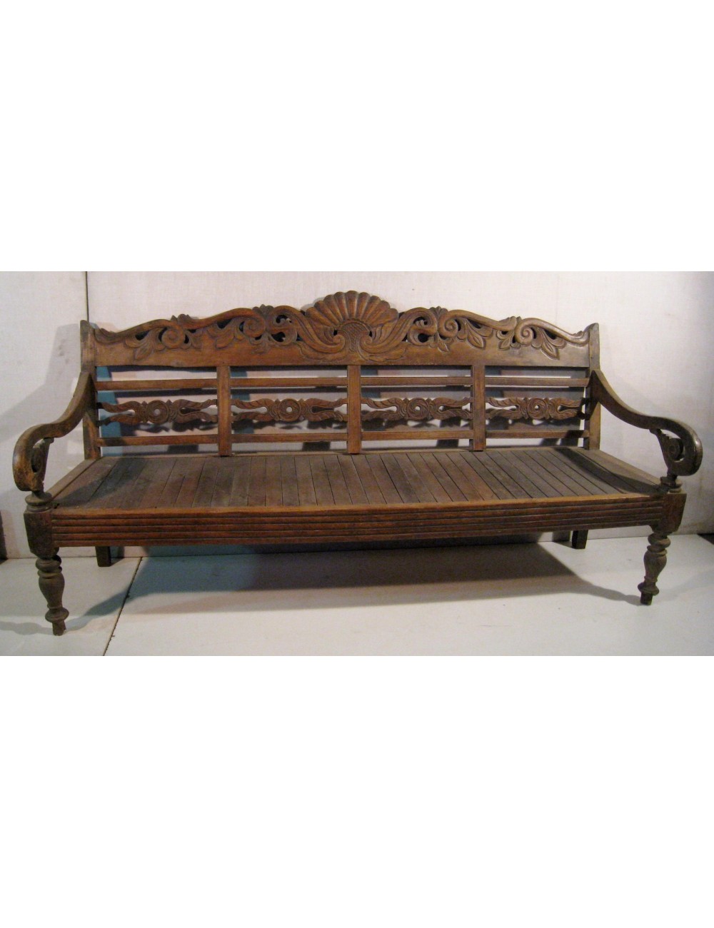 Divanetto in legno teak stile orientale con schienale intagliato Divanetto in legno teak stile orientale con schienale intagliato