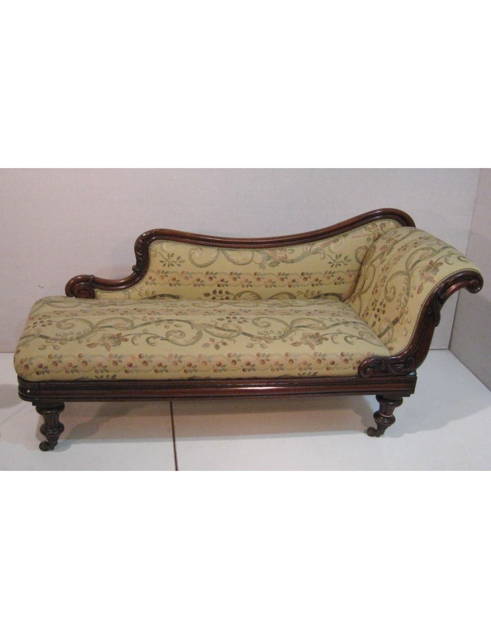 Dormeuse Vittoriana, con struttura in mogano e imbottitura con tessuto di qualità, originale Dormeuse Vittoriana, con struttura in mogano e imbottitura con tessuto di qualità, originale