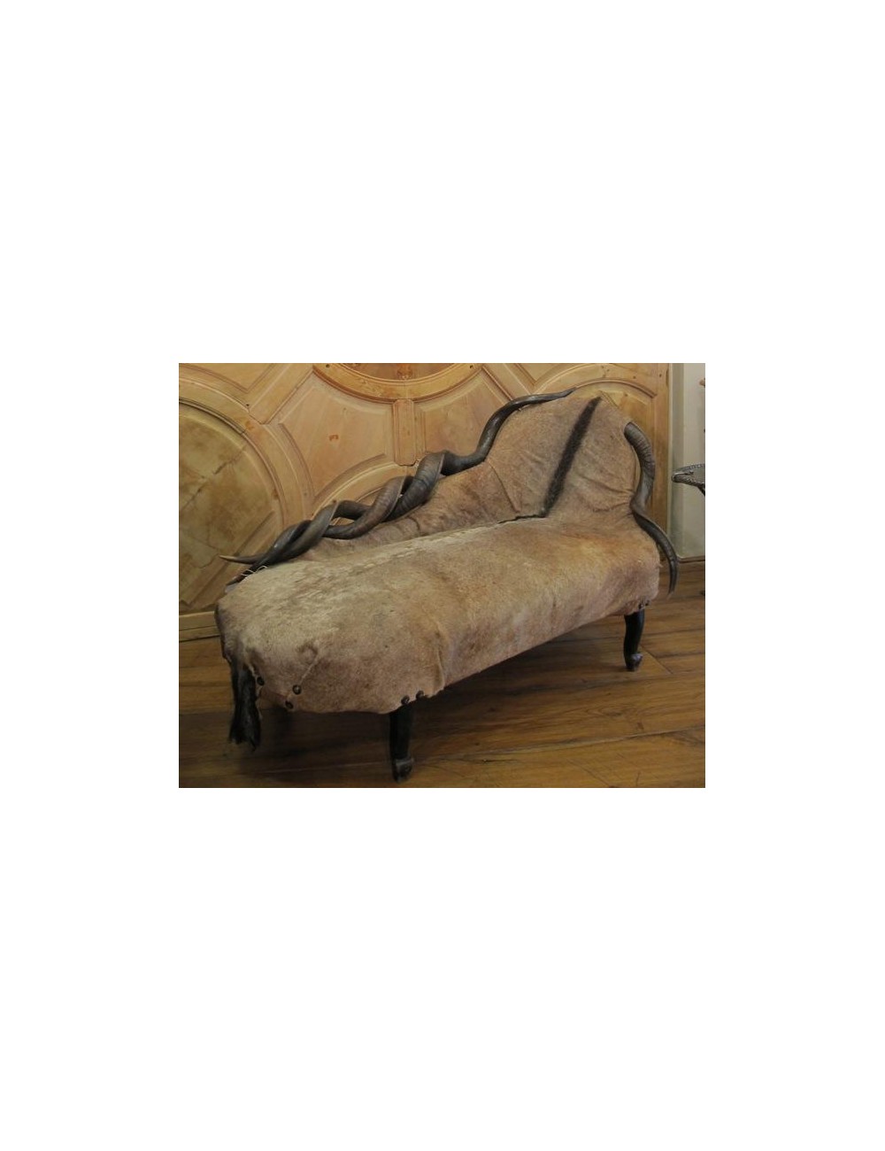 Dormeuse moderna con corna e pelo di antilope Dormeuse moderna con corna e pelo di antilope