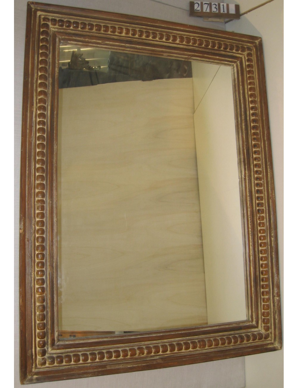 Specchiera moderna con cornice in legno intagliata e decorata, decapata