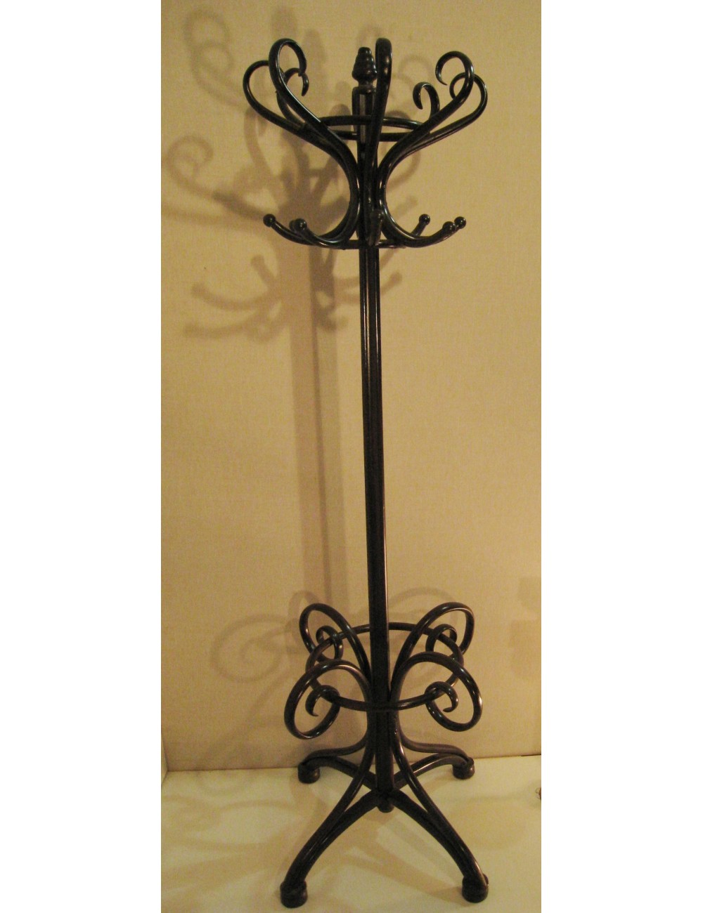 Attaccapanni in stile Thonet in faggio tinto noce scuro Attaccapanni in stile Thonet in faggio tinto noce scuro