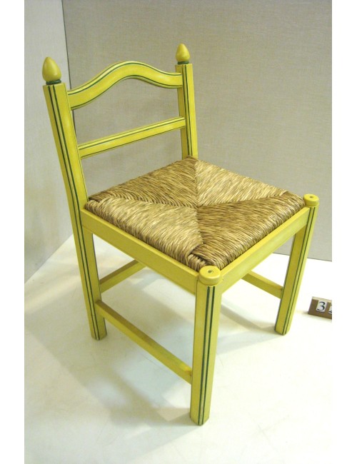 Sedia dipinta in giallo con sedile in paglia