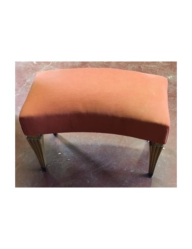 Pouf moderno a pianta semicircolare con quattro gambe scanalate
