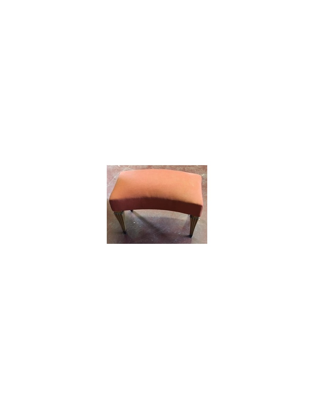 Pouf moderno a pianta semicircolare con quattro gambe scanalate Pouf moderno a pianta semicircolare con quattro gambe scanalate