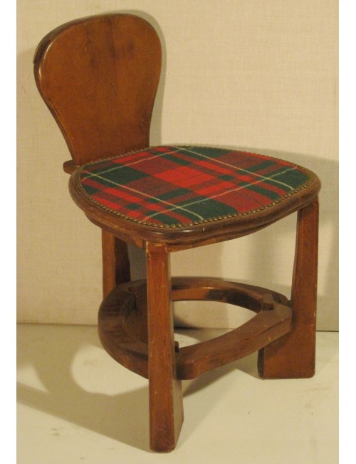Sgabello moderno color noce