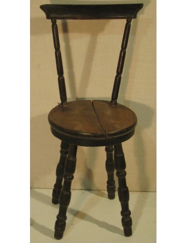 Quattro sgabelli in legno con seduta rotonda, quattro gambe tornite.